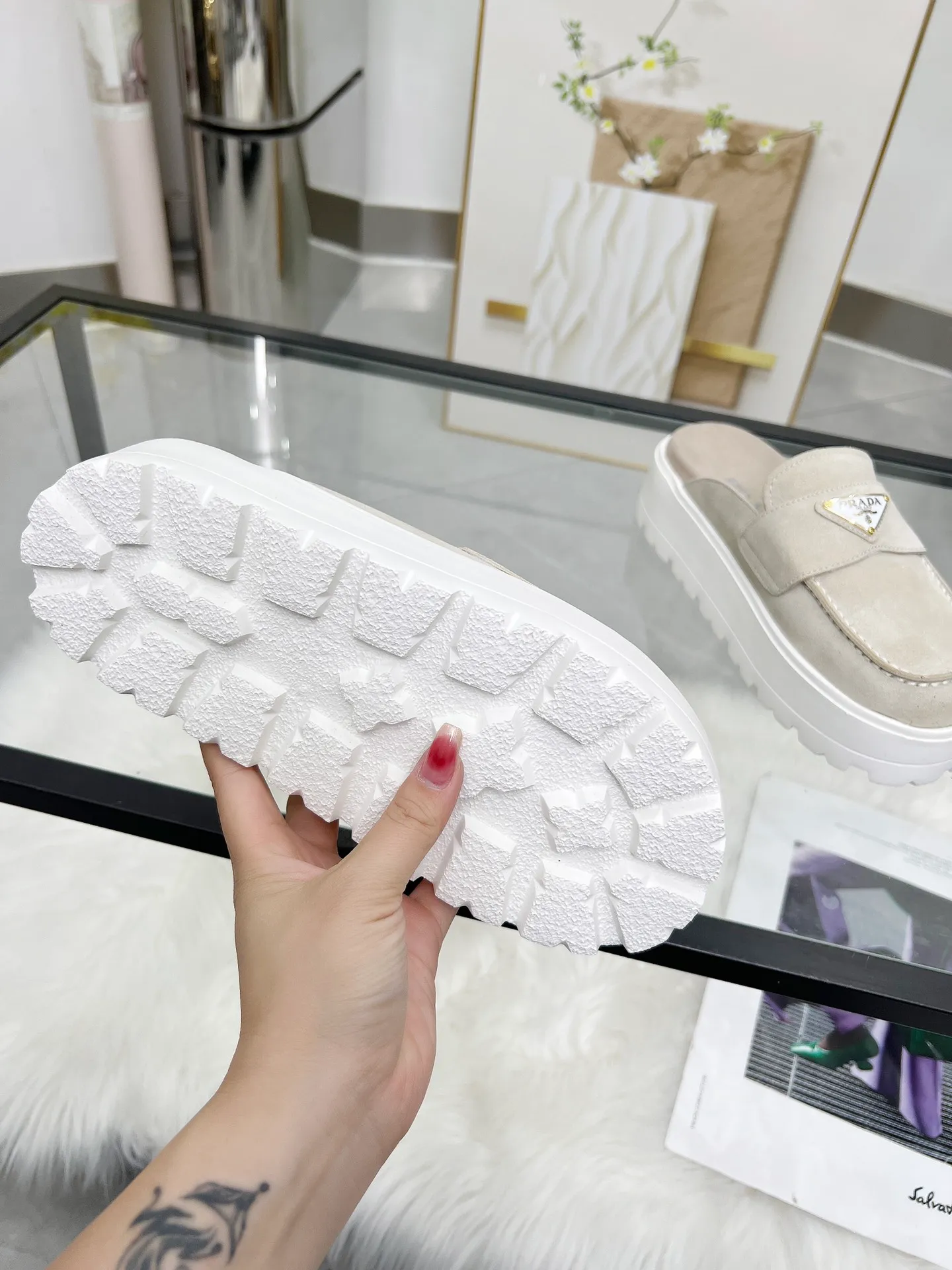 👟👟Ex-factory price 500👟👟 🌸Prada 2025 spring and summer new slippers 💫Velcro sandals The latest catwalk model, classic upgrades, comfort and fashionability coexist. Every color combination looks good, and the design matches different style needs ✅Upper: original customized cowhide ✅Inner lining: original customized sheepskin lining, cowhide feet ✅Outsole: original molded anti-slip outsole ✅Number of codes: 35-40 (41 customized, non-refundable and non-exchangeable)